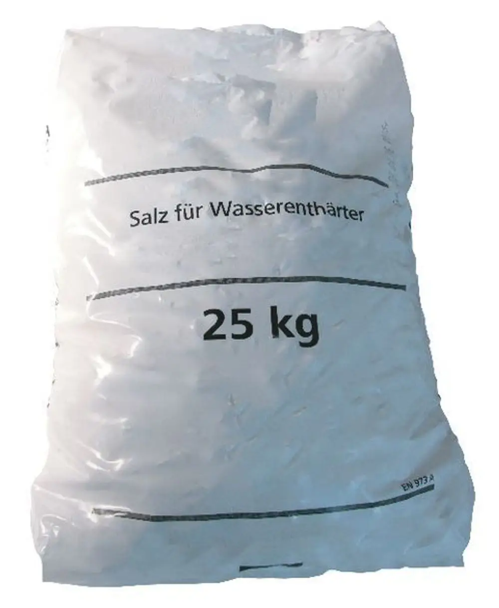 Syr Regeneriersalz, abgefüllt in einer klaren Plastiktüte, mit der Aufschrift „Salz für Wasserenthärter“ und einem Gewicht von 25 kg.